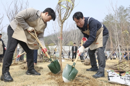 화성특례시, 식목행사 개최… “나무 한 그루로 탄소중립 실천”