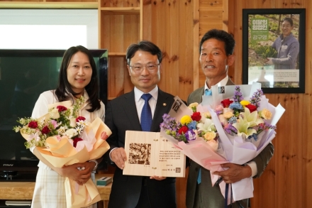 박은식 산림청장, ‘4월의 임업인’ 약초골농원 강구영 대표에 상패 수여