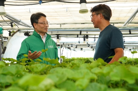 박은식 산림청장, 국산 병풀 산업화 이끈 임업인 격려