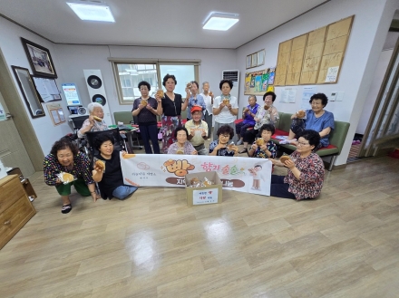 빵사모, 지역 농산물 곰취로 만든 빵 나누며 어르신에 온정 전해