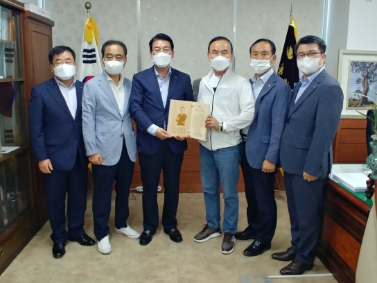 산림조합중앙회, 박덕흠 의원에 임업 발전 공로 감사패 전달
