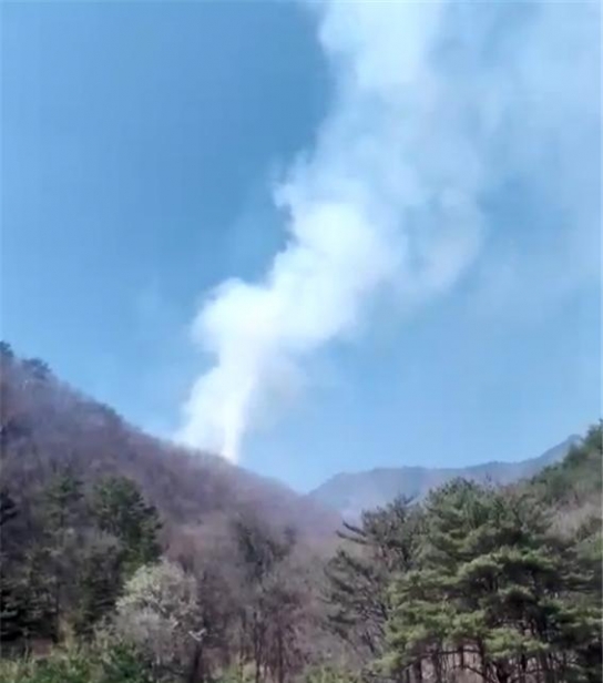 <1보> 강원 강릉시 왕산면 산불발생... 산림당국 진화중