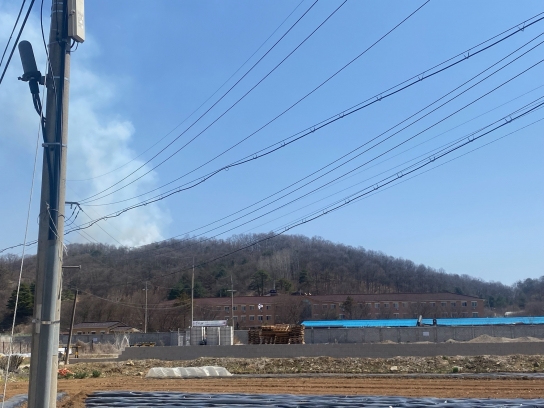<1보> 경기 연천군 미산면 산불발생... 산림당국 진화중