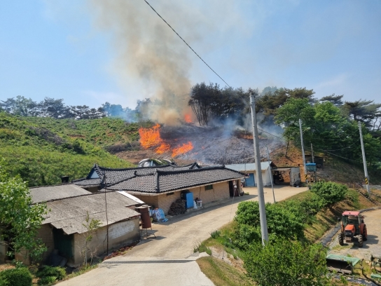 <1보> 충남 당진 산불 발생... 산림당국 진화중