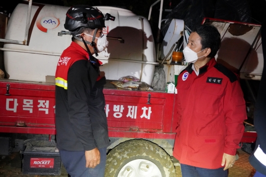 남성현 산림청장, 울진군 산불 진화하는 산불특수진화진화 격려