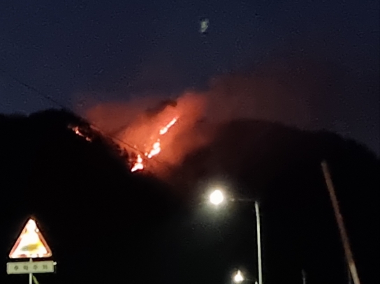 경기 여주시 산불발생... 산림당국 진화중