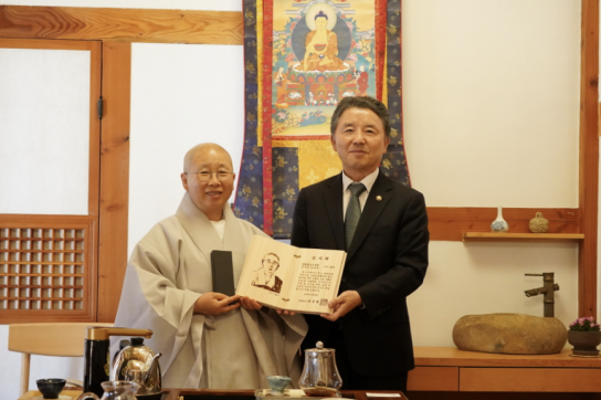 [포토] 남성현 산림청장, 서울 진관사 법해스님에 감사패 전달