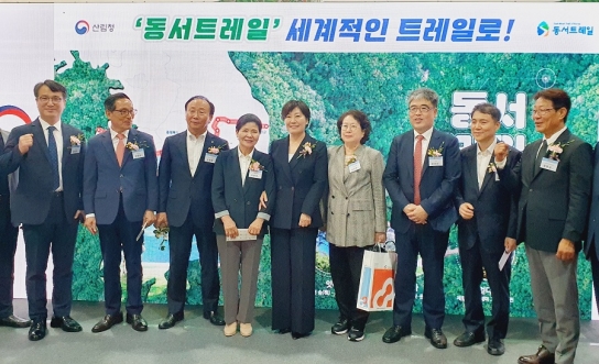 임상섭 산림청 차장, 동서트레일 홍보부스 방문해 성공적 조성을 다짐하고 있다.