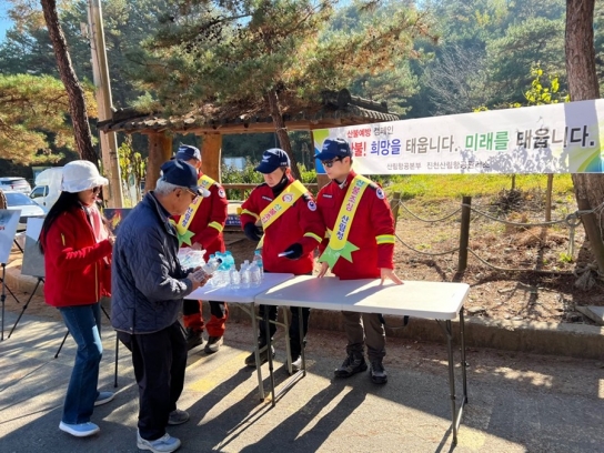 진천산림항공관리소, 충북 괴산군 산막이 옛길에서 가을철 산불예방 캠페인 실시