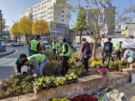 수원시민햇빛발전 사회적협동조합 기부금으로 수원 교동사거리에 녹색그늘 쉼터 조성