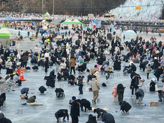 겨울왕국의 문이 열리다 ‘2025 안동암산얼음축제’ 본격 개장