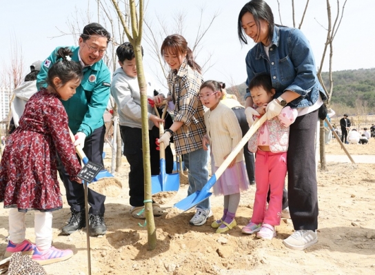 대전시, 갑천호수공원에서 식목일 나무 심기 행사