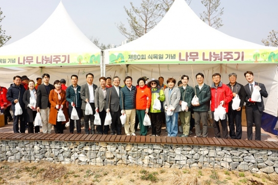 이천시, ‘제80회 식목일 기념 나무 나눠주기 행사’ 성료