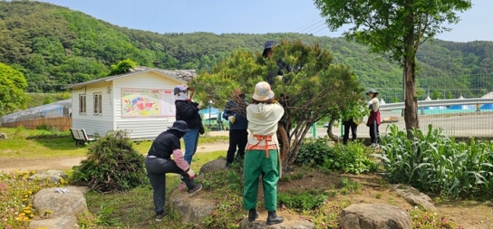 하동군 시민정원사 교육생, 꽃양귀비 축제서 실력 뽐내