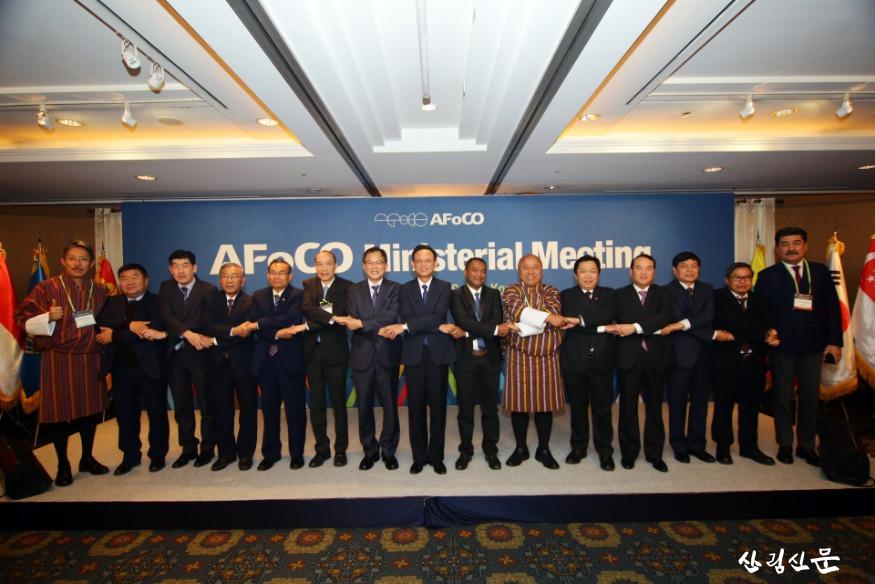 사진1_아시아 산림 장차관이 AFoCO 장관 회의에서 기념사진을 촬영하고 있다 (서울, 1 9.10.31)- (AFoCO 사무총장(왼쪽1번째), 박종호 산림 청장(왼쪽7번째).JPG