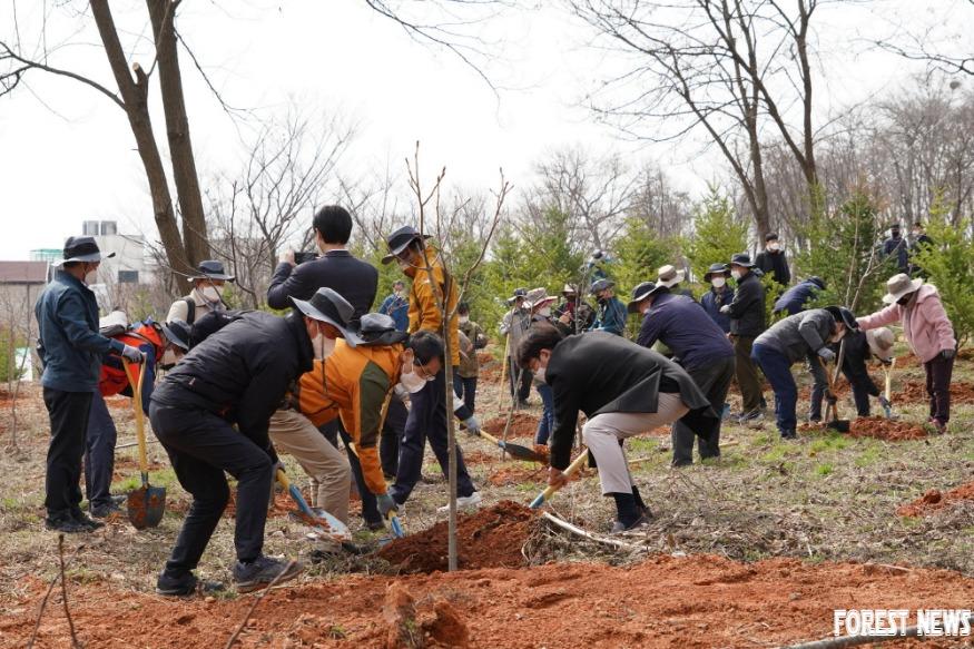 사진3.산림청 주최 세계 산림의 날 기념 나무심기 행사.JPG