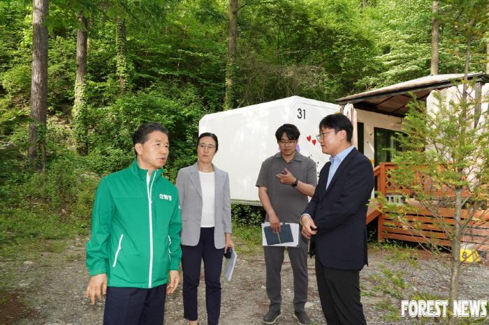 사진3_남성현 산림청장(왼쪽 첫번째) 사립자연휴양림 현장 방문.JPG